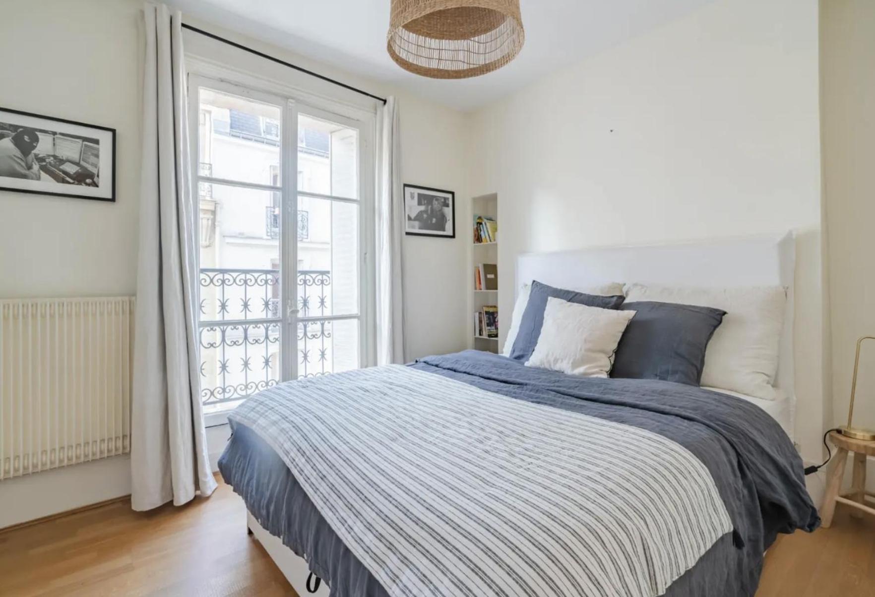 Parisien Baigne De Soleil Paris